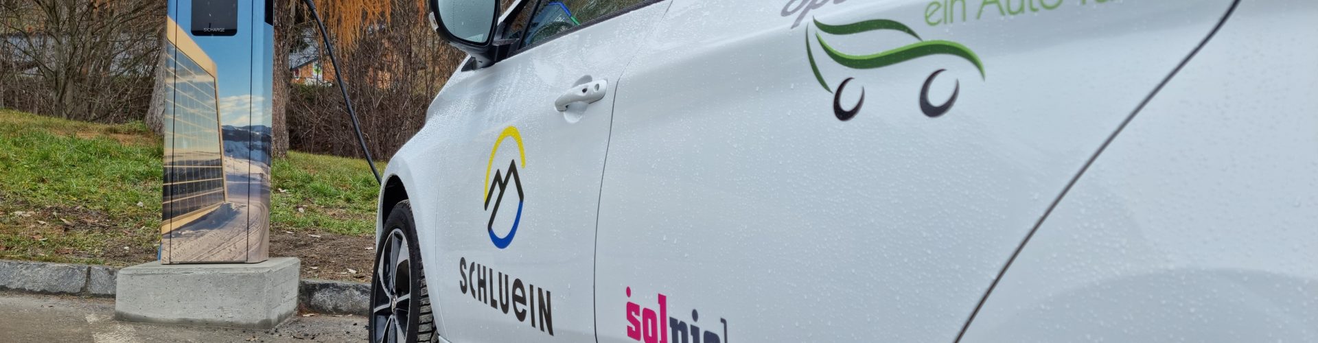 Öffentliche E-Ladestation in Schluein, betrieben von der Gemeinde in Zusammenarbeit mit SpontiCar und Solpic.