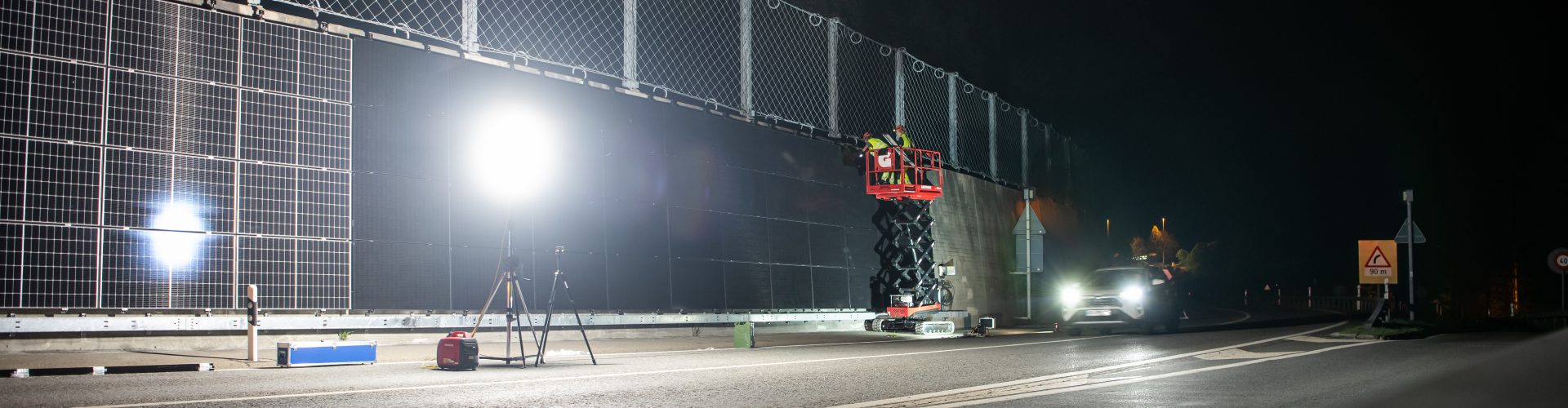 Winterstrom an Infrastrukturbauten – PV-Anlage zur Stromproduktion an der Stützmauer San Bernardino, ideal für nachhaltige Winterversorgung.