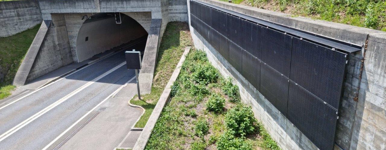 PV-Anlage an Strassen (Tunnel Trin) – Nachhaltige Winterstromproduktion ohne Beeinträchtigung der Alpenlandschaft.