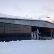 Photovoltaik Fassadenanlage bei der Sesselbahn Scansinas in Laax