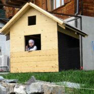 Plusenergie Spielhütte in Schluein