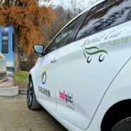 E-Ladestation in Schluein, Teil einer nachhaltigen Initiative der Gemeinde mit SpontiCar und Solpic.