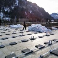 Montage einer Photovoltaikanlage in Rueun, liefert sauberen Solarstrom für die Surselva.