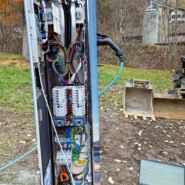 E-Ladestation in Schluein, Teil einer nachhaltigen Initiative der Gemeinde mit SpontiCar und Solpic.