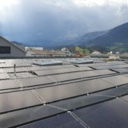 Photovoltaikanlage auf dem Flachdach des BC-Tech Gewerbegebäudes in Domat/Ems mit über 300 kWp Leistung, installiert von Solpic AG.