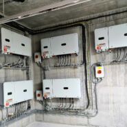 Photovoltaikanlage auf dem Flachdach des BC-Tech Gewerbegebäudes in Domat/Ems mit über 300 kWp Leistung, installiert von Solpic AG.