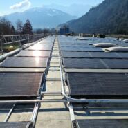 Photovoltaikanlage auf dem Dach der Montalta AG in Ilanz/Glion, produziert nachhaltigen Solarstrom für den Betrieb.