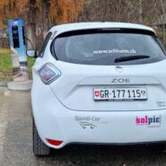 E-Ladestation in Schluein, Teil einer nachhaltigen Initiative der Gemeinde mit SpontiCar und Solpic.