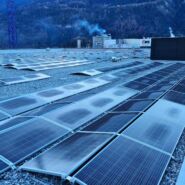 Solaranlage auf dem Flachdach des BC-Tech Gewerbegebäudes in Domat/Ems mit über 300 kWp Leistung, installiert von Solpic AG.