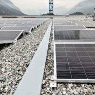 Photovoltaikanlage auf dem Flachdach des BC-Tech Gewerbegebäudes in Domat/Ems mit über 300 kWp Leistung, installiert von Solpic AG.