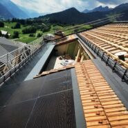Photovoltaikanlage auf dem Dach des Schulhauses Brigels, deckt den täglichen Energiebedarf und unterstützt die Energiewende.