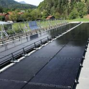 Photovoltaikanlage auf dem Dach des Schulhauses Tamins, versorgt das Gebäude mit nachhaltiger Energie und fördert die Energiewende.