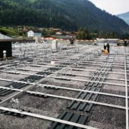 Photovoltaikanlage auf dem Flachdach des graubündenVIVA Genussmarktes in Jenaz, installiert von der Solpic AG.