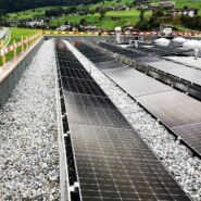Photovoltaikanlage auf dem Flachdach des graubündenVIVA Genussmarktes in Jenaz, installiert von der Solpic AG.