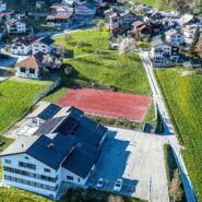 Photovoltaikanlage auf dem Dach des Schulhauses Schluein, versorgt das Gebäude mit nachhaltiger Energie und fördert die Energiewende.