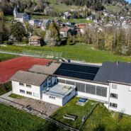 Photovoltaikanlage auf dem Dach des Schulhauses Schluein, versorgt das Gebäude mit nachhaltiger Energie und fördert die Energiewende.