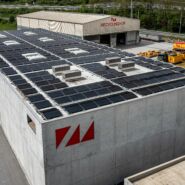 Photovoltaikanlage auf dem Dach der Montalta AG in Ilanz/Glion, produziert nachhaltigen Solarstrom für den Betrieb.