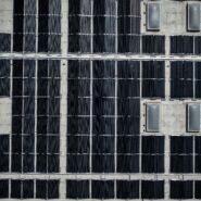 Photovoltaikanlage auf dem Dach der Montalta AG in Ilanz/Glion, produziert nachhaltigen Solarstrom für den Betrieb.
