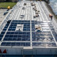 Photovoltaikanlage auf dem Dach der Montalta AG in Ilanz/Glion, produziert nachhaltigen Solarstrom für den Betrieb.