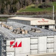 Photovoltaikanlage auf dem Dach der Montalta AG in Ilanz/Glion, produziert nachhaltigen Solarstrom für den Betrieb.