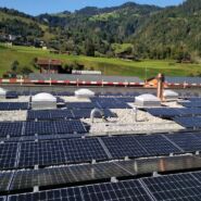 Photovoltaikanlage auf dem Flachdach des graubündenVIVA Genussmarktes in Jenaz, installiert von der Solpic AG.