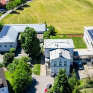 Photovoltaikanlage auf dem Dach des Schulhauses Tamins, versorgt das Gebäude mit nachhaltiger Energie und fördert die Energiewende.
