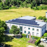 Photovoltaikanlage auf dem Dach des Schulhauses Tamins, versorgt das Gebäude mit nachhaltiger Energie und fördert die Energiewende.