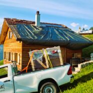 Autarke Stromproduktion am Maiensäss mit PV-Anlage – Unabhängige Energieversorgung durch Solartechnologie in alpiner Umgebung.