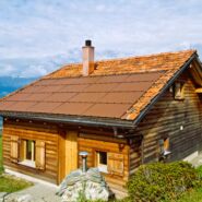 Ästhetische Solaranlage für Maiensäss – Gebäudeintegrierte 3S Solar-Anlage mit Schweizer Solarmodulen für nachhaltige Energieversorgung