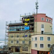 Gebäudeintegrierte Winterstromerzeugung in Davos – Effiziente Solarenergie für nachhaltige Winterversorgung direkt in die Gebäudearchitektur integriert.