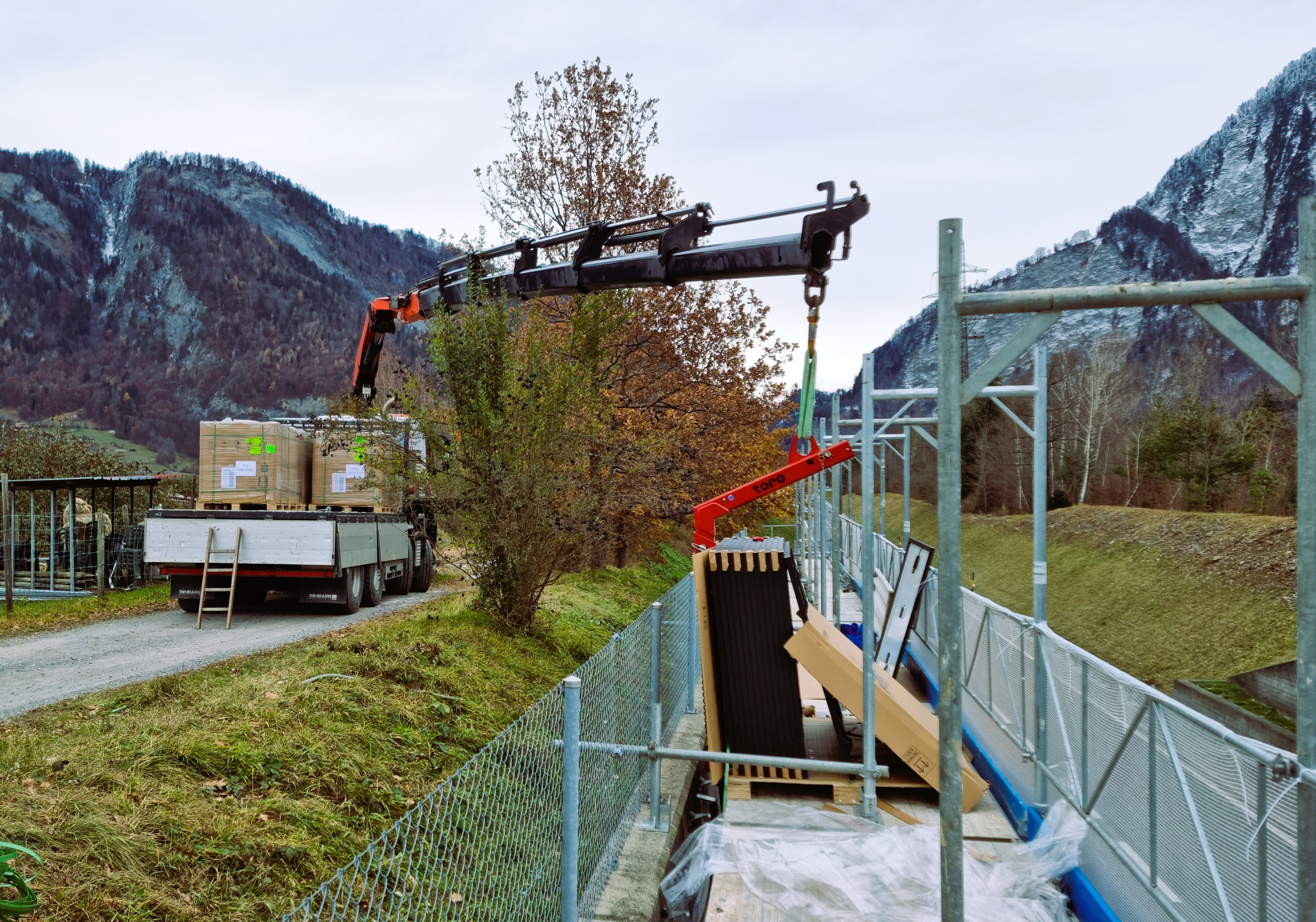 PV-Anlage an Strassen– Nachhaltige Winterstromproduktion ohne Beeinträchtigung der Alpenlandschaft.