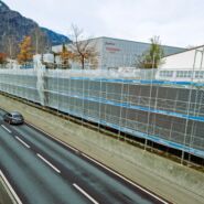 Winterstromproduktion an Infrastrukturbauten – Nachhaltige Energieerzeugung durch Solaranlage an der Stützmauer.