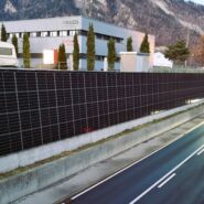 PV-Anlage an Strassen– Nachhaltige Stromproduktion ohne Beeinträchtigung der Alpenlandschaft.