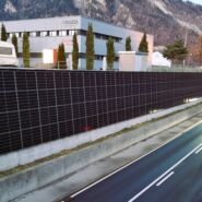 PV-Anlage an Strassen– Nachhaltige Stromproduktion ohne Beeinträchtigung der Alpenlandschaft.