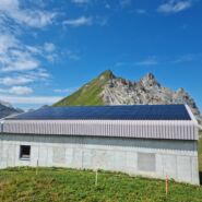 PV-Anlage mit hohen Schneelastanforderungen in Davos – Robuste Solartechnik für extreme Wetterbedingungen in den Alpen.