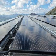 PV-Installation mit hoher Schneelast und Winterstrom-Anlage an der Fassade – Weissfluhjoch Davos, nachhaltige Energie in alpiner Umgebung.