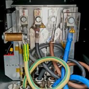 Erster Hypercharger zwischen Chur und Brig jetzt in Betrieb – Schnellladestation für Elektroautos in den Schweizer Alpen.