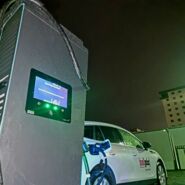 Erster Hypercharger zwischen Chur und Brig jetzt in Betrieb – Schnellladestation für Elektroautos in den Schweizer Alpen.