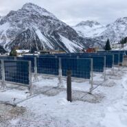 Winterstromproduktion in Arosa mit bifazialem vertikalem System (Geminus) von Reech – Innovative Solartechnologie für effiziente Energieerzeugung.