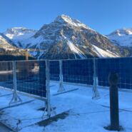 Winterstromproduktion in Arosa mit bifazialem vertikalem System (Geminus) von Reech – Innovative Solartechnologie für effiziente Energieerzeugung.