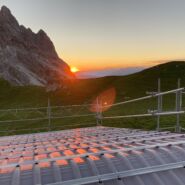 PV-Anlage mit hohen Schneelastanforderungen in Davos – Robuste Solartechnik für extreme Wetterbedingungen in den Alpen.